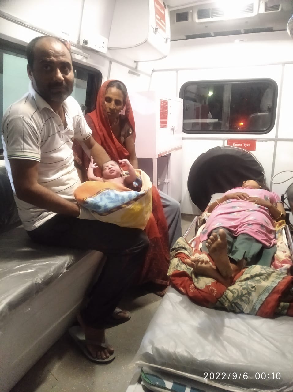 औरैया: एक बार फिर अस्पताल ले जाते समय एंबुलेंस में प्रसूता ने  बच्चे को दिया जन्म