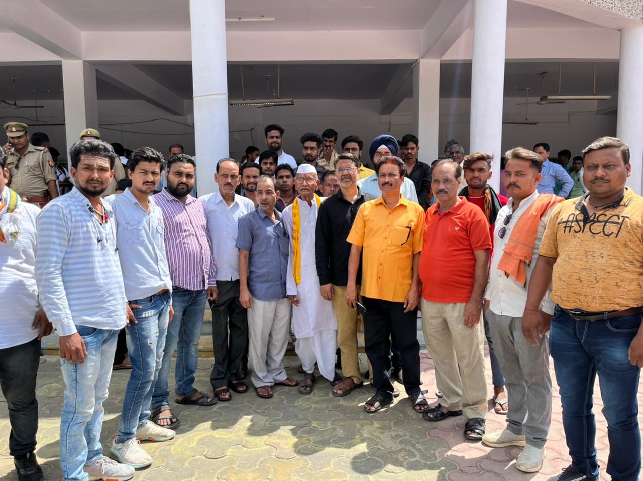 फर्रुखाबाद :नगर उद्योग व्यापार मंडल मिश्रा गुट के पदाधिकारियों ने जिलाधिकारी को संबोधित अतिक्रमण के संबंध में ज्ञापन सौंपा