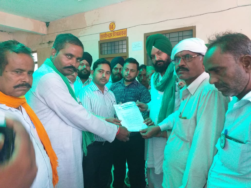 पीलीभीत : भारतीय किसान यूनियन ने धरना प्रदर्शन कर अपनी मांगों को लेकर उप जिलाधिकारी को सौंपा ज्ञापन