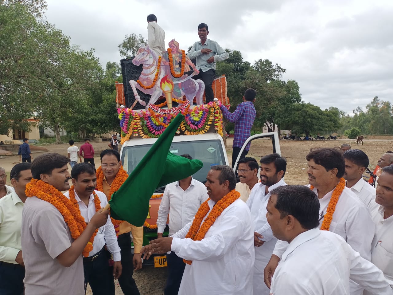 आँवला/बरेली - वीरांगना अवंती बाई जागृति यात्रा का पवित्र मेंथेफेयर ऑर्गेनिक प्राइवेट लिमिटेड के सीएमडी मिस्टर निहाल सिंह ने किया भव्य स्वागत ।