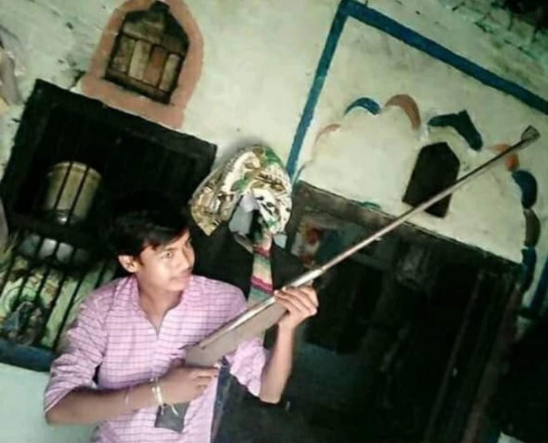 आँवला/बरेली - देशी बंदूक के साथ फोटो हुआ वायरल