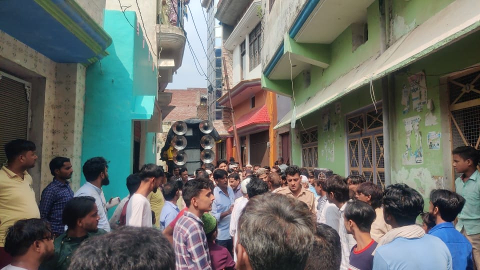 आँवला/बरेली - सिरौली नगर में बिजली विभाग की बड़ी लापरवाही चेहल्लुम के जुलूस पर गिरा तार टला बड़ा हादसा