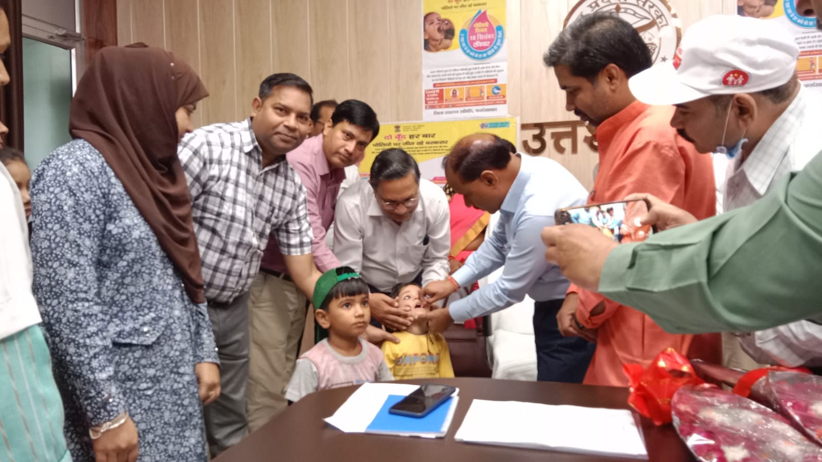 फर्रुखाबाद: जिलाधिकारी ने पोलियो की खुराक पिला कर किया पल्स पोलियों अभियान का शुभारंभ