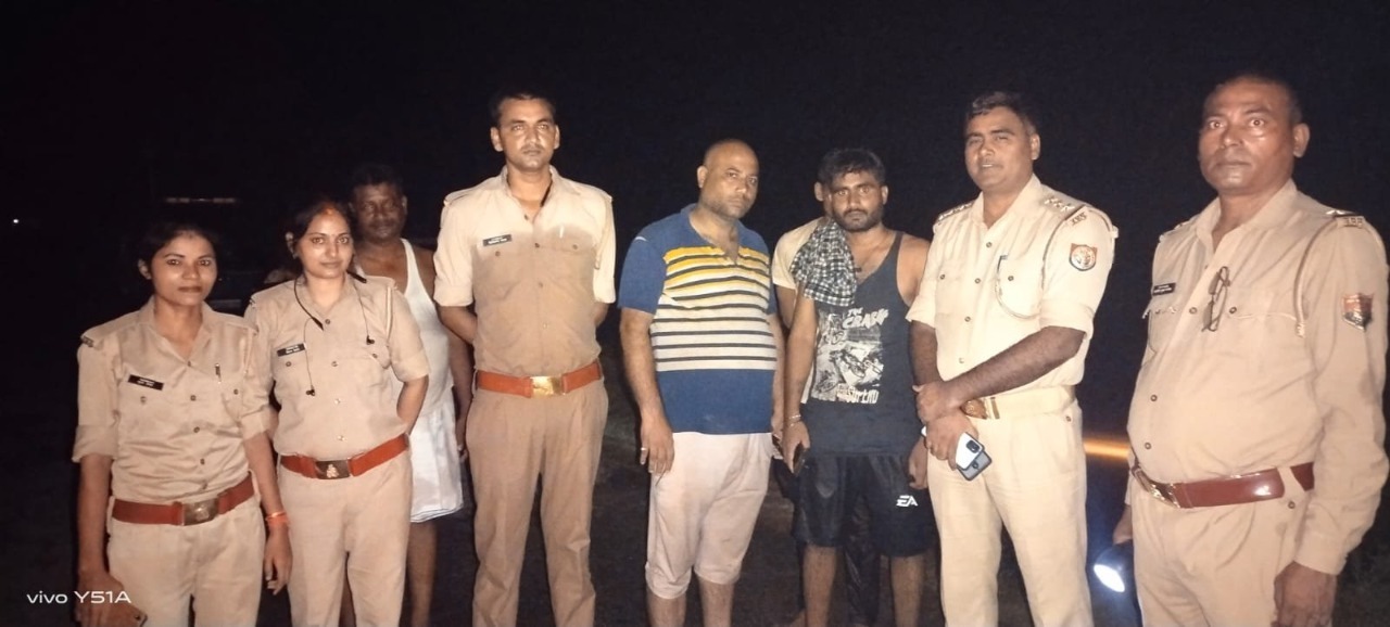 सिद्धार्थनगर- थानाक्षेत्र शोहरतगढ़ अन्तर्गत नहर में गिरी स्कार्पियों में फंसे 04 व्यक्तियों की जान बचाने वाली PRV1500 की टीम को अपर पुलिस महानिदेशक यू0पी0 112 द्वारा 28000 रूपये पुरस्कार की घोषणा की गई
