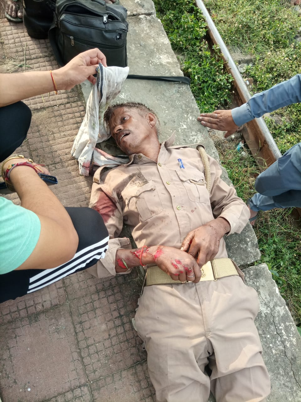 आँवला/बरेली - सिरौली थाना क्षेत्र के एक होमगार्ड की ट्रेन की चपेट में आकर हुई मौत ।