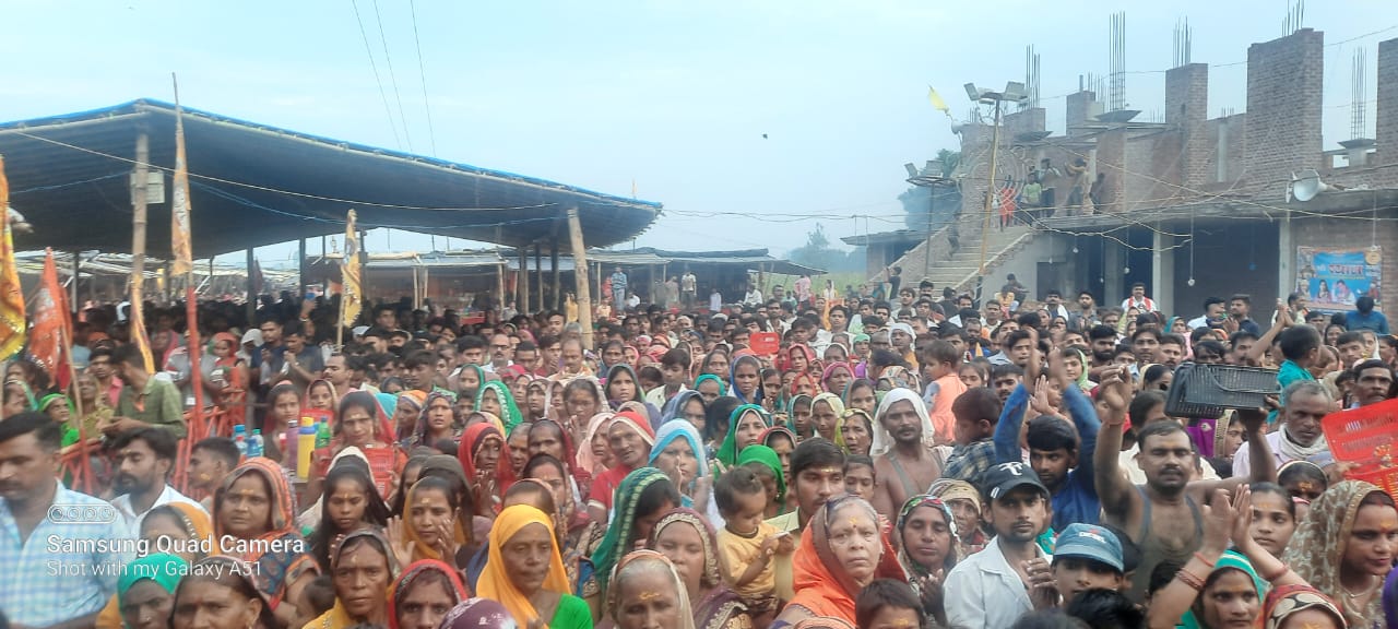 आँवला/बरेली - बरसात के बाद भी हजारों भक्तों ने एकादशी पर मनौना धाम पर भक्तों ने किए खांटू श्याम के दर्शन,लगी रहीं लम्बी कतारें।