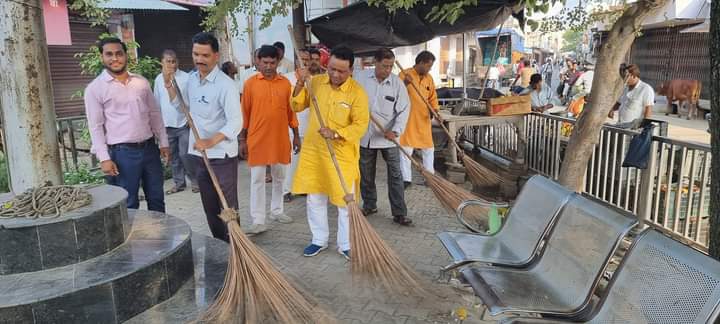 आँवला/बरेली - भाजपाइयों ने चलाया स्वच्छता अभियान,की सड़क व पार्कों की सफाई।