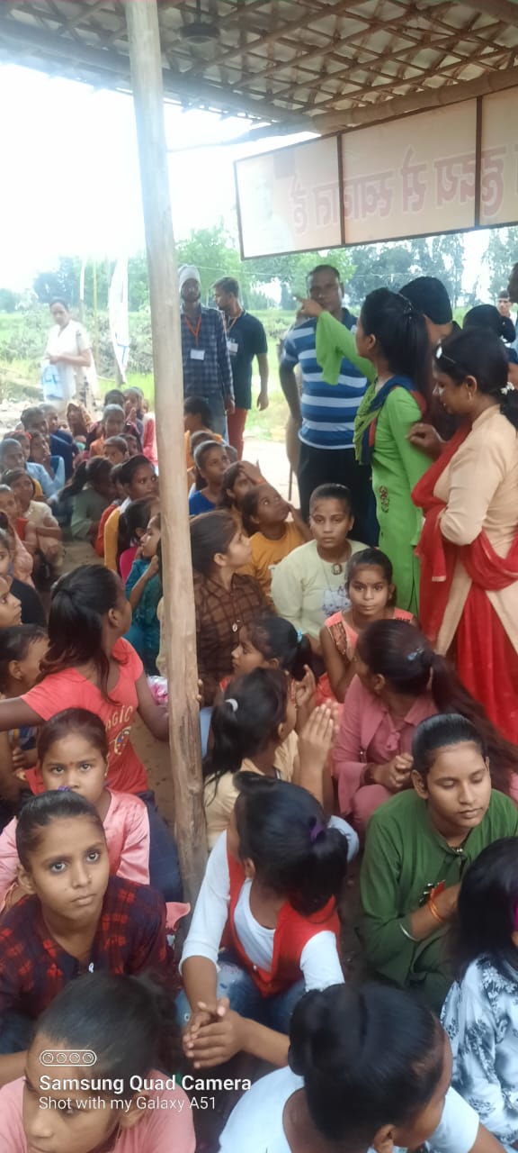 बरेली - कस्तूरबा गॉधी बालिका विद्यालय मझगवां के छात्राओ ने मनौना धाम पर बाबा श्याम के दर्शन किये।