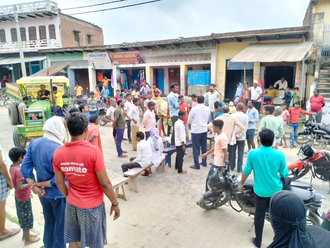 जौनपुर: रास्ता खराब हो जाने से आक्रोशित जनता सड़क जाम किया
