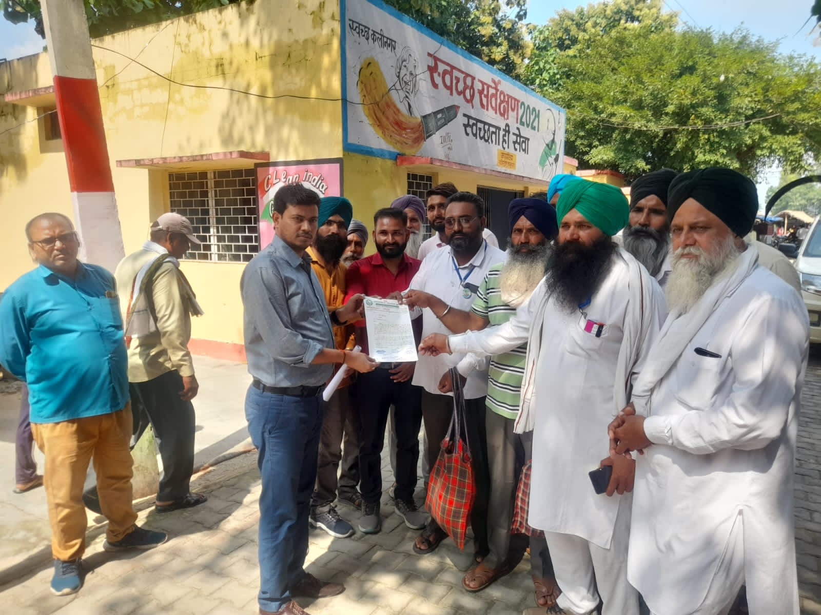 पीलीभीत : ज्ञापन देकर किसानो ने मांगे पूरी कराने की उठाई मांग
