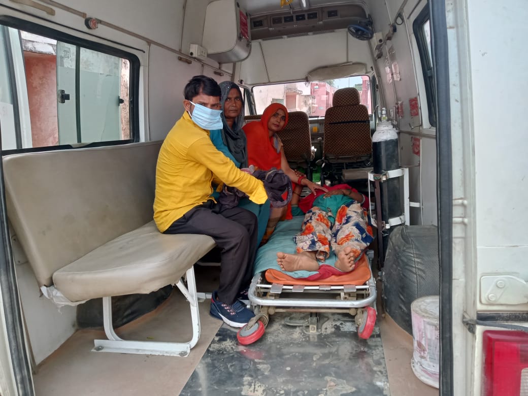 औरेया : एक बार फिर अस्पताल ले जाते समय एंबुलेंस में प्रसूता ने बच्चे को दिया जन्म