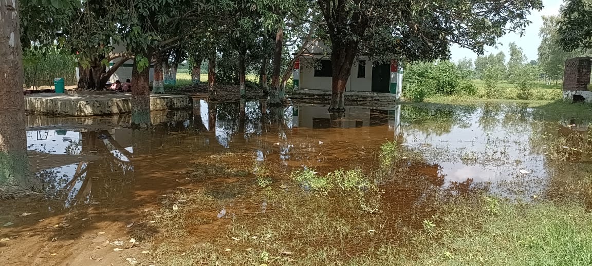 पीलीभीत: बेसिक शिक्षा विभाग के जलभराव बाले स्कूलों में अभी तक मिट्टी का भराव न होने से चार दिन पूर्व हुई बरसात से जलभराव कम न होने से संक्रामक रोग फैलने की आशंका बनी हुई है।