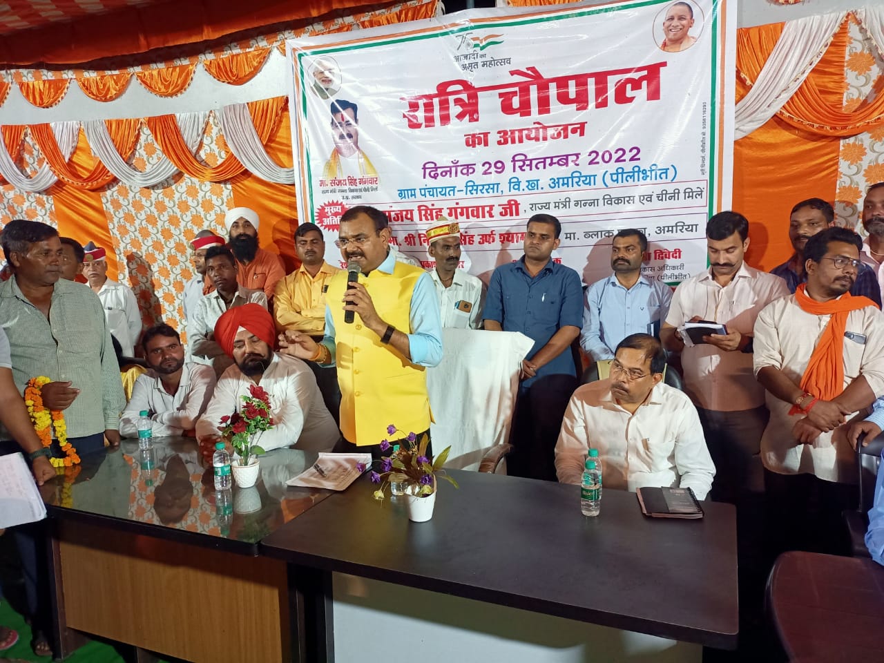 पीलीभीत:  राज्यमंत्री द्वारा चौपाल के माध्यम से जनसमूह की सुनी गई समस्याऐं।