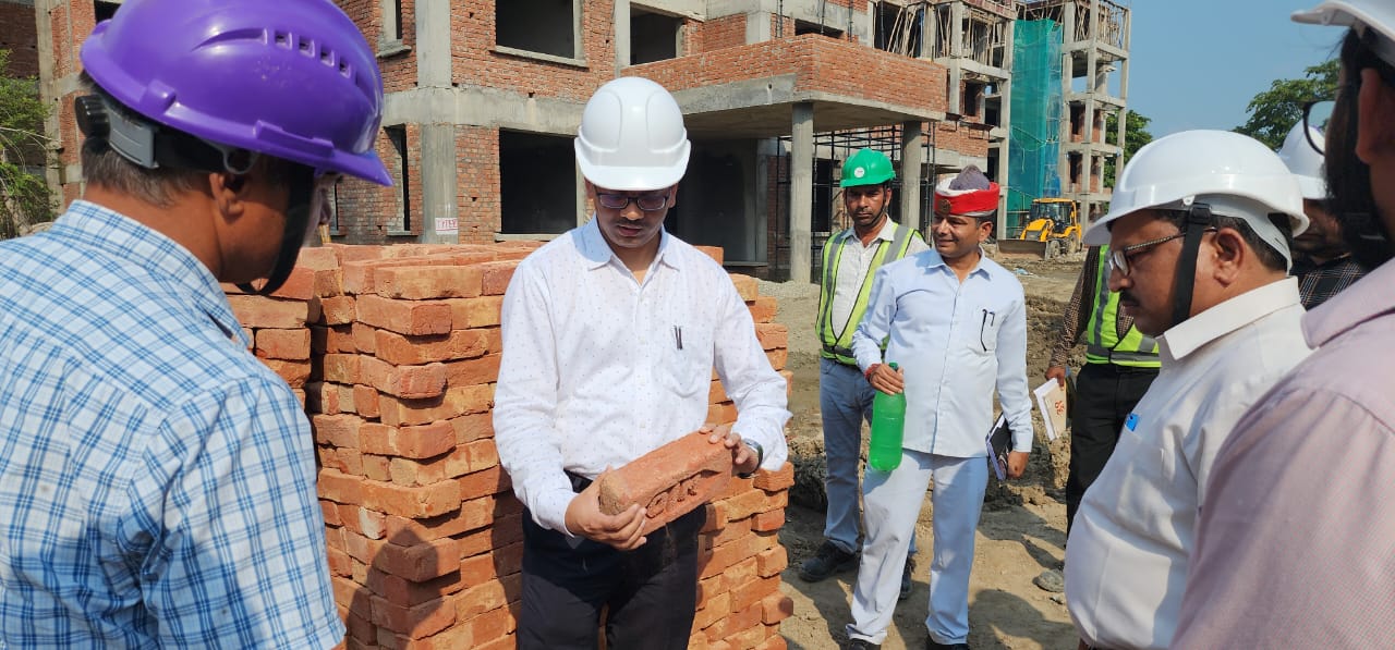 पीलीभीत: जिलाधिकारी द्वारा मेडिकल कालेज के निर्माण कार्यों में तेजी लाने के दिये निर्देश।