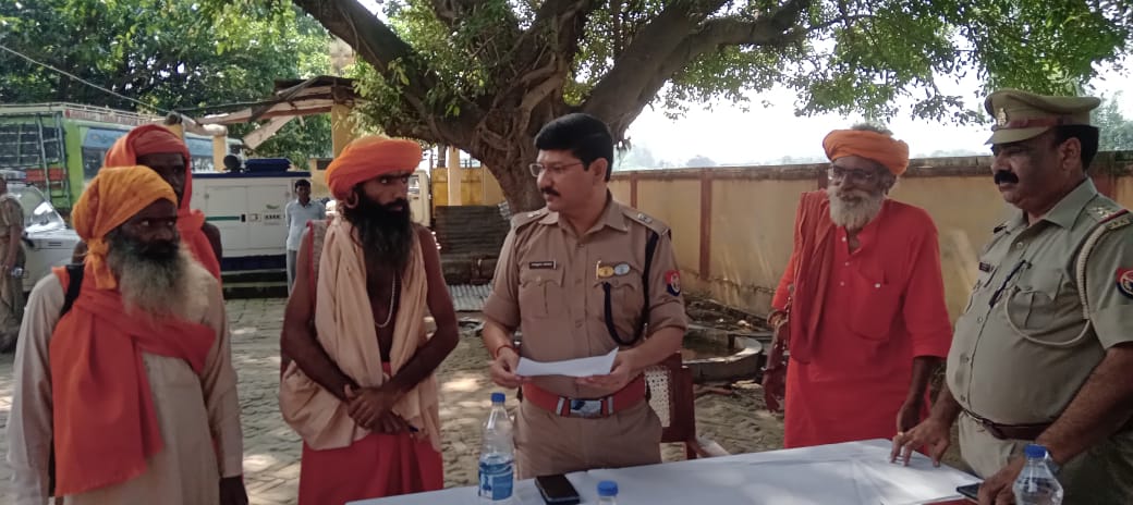 आँवला/बरेली - बिशारतगंज थाना पर निरीक्षण को पहुंचे एसपी देहात राजकुमार अग्रवाल बाबा विजय देव नाथ ने की शिकायत।