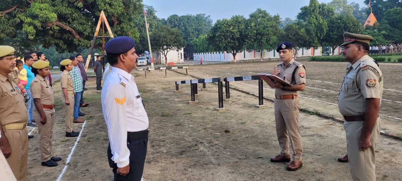 पीलीभीत: पुलिस अधीक्षक जनपद पीलीभीत दिनेश कुमार पी0 ने शुक्रवार की परेड का किया निरीक्षण।
