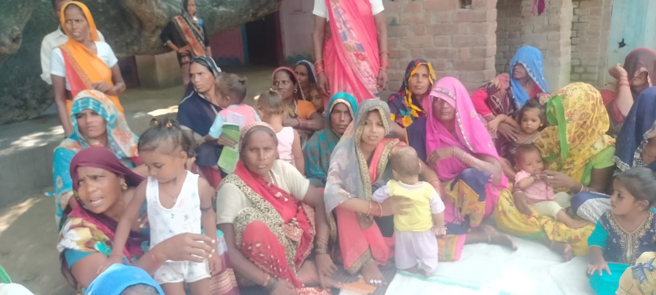 पीलीभीत: गांव की महिलाओं ने आक्रोशित होकर आंगनवाड़ी कार्यकर्ताओं पर बाल पोषा आहार कई महीनों से ना बांटने का लगाया आरोप