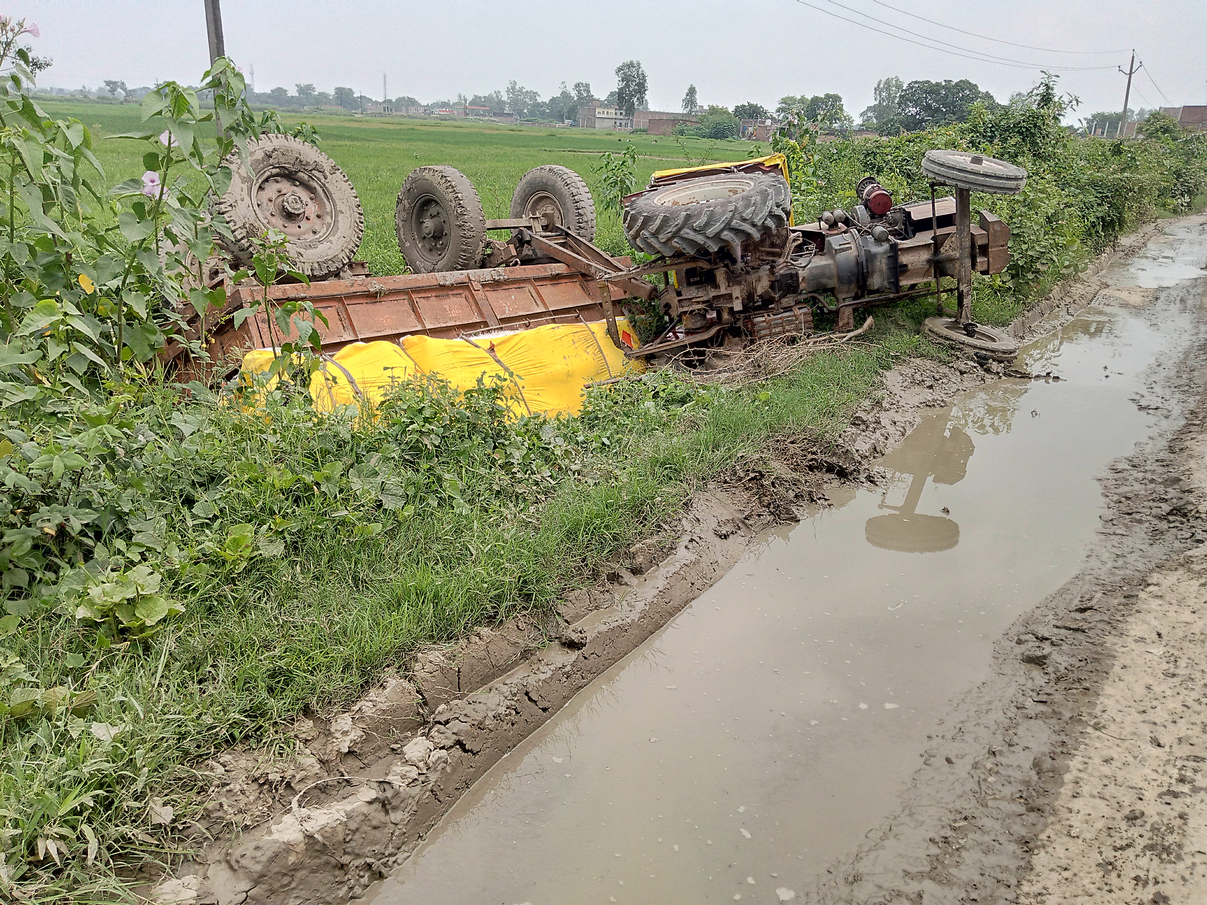जौनपुर - खराब सड़क की वजह से गड्ढे में पलटा गेहूं लदा ट्रैक्टर ड्राइवर ने कूदकर बचाई जान।