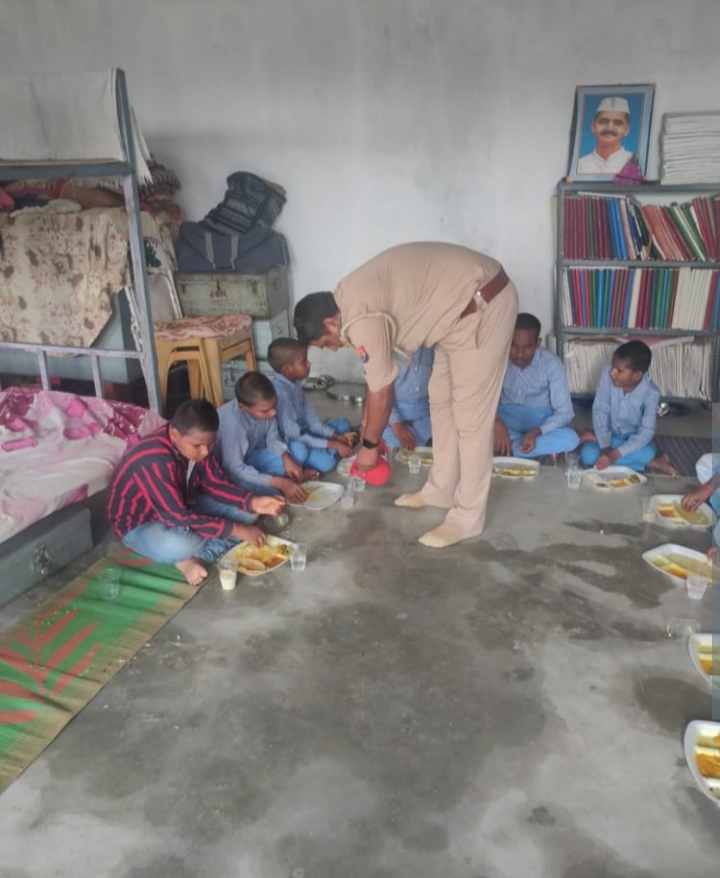 फ़र्रूख़ाबाद  :दिव्यांग बच्चो का सहारा बनी खाकी ।