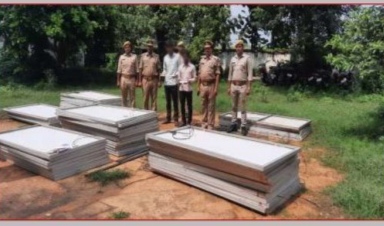 प्रयागराज-थाना मांडा पुलिस द्वारा अंतर्जनपदीय 02 शातिर चोर 56 सोलर पैनल कीमत लगभग 6 लाख 72 हजार, 01 वायर कटर, 01 प्लास व 01 आयशर ट्रैक्टर मय ट्राली गिरफ्तार,