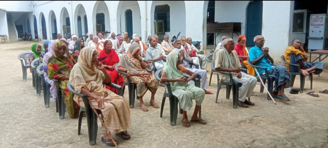 फर्रुखाबाद : अलावलपुर वृद्ध आश्रम में फल वितरित कर लिया आशीर्वाद