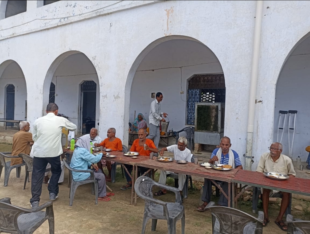 फर्रुखाबाद: पंडित दीनदयाल उपाध्याय जी के जन्मदिन पर वृद्ध आश्रम में समाजसेवियों ने छोले पूरी वाट कर मनाया