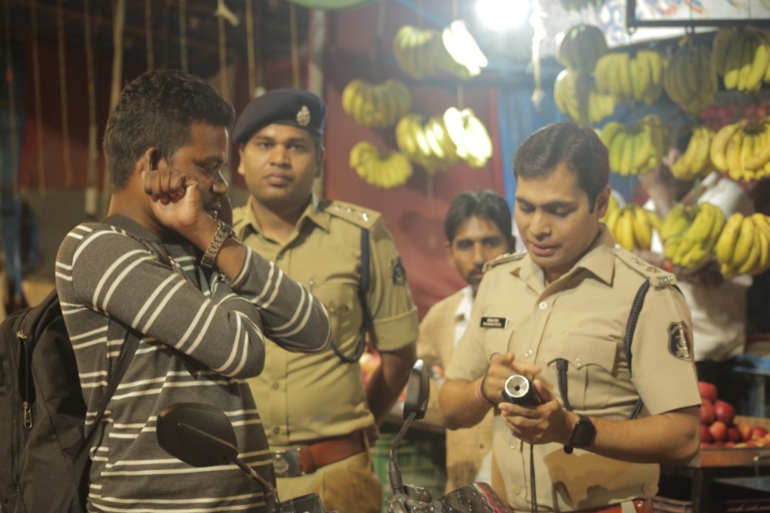छत्तीसगढ़ : महासमुंद पुलिस अधीक्षक श्री भोजराम पटेल आधी रात खुद निकले मैदान में अपराधों की रोकथाम एवं त्यौहारों में शांति व्यवस्था कायम रखने के उद्देश्य से की गई संदिग्ध वाहनों की चेकिंग व कॉम्बिंग गश्त!
