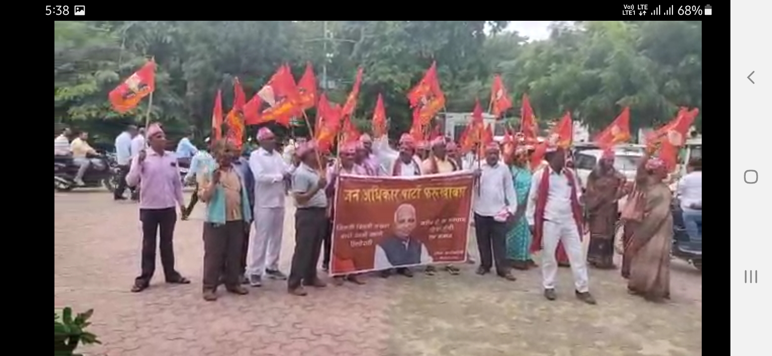 फर्रुखाबाद: जन अधिकार पार्टी के जिलाध्यक्ष ने राष्ट्रपति के नाम 9 सूत्री मांगों को लेकर जिलाधिकारी कार्यालय में ज्ञापन सौंपा