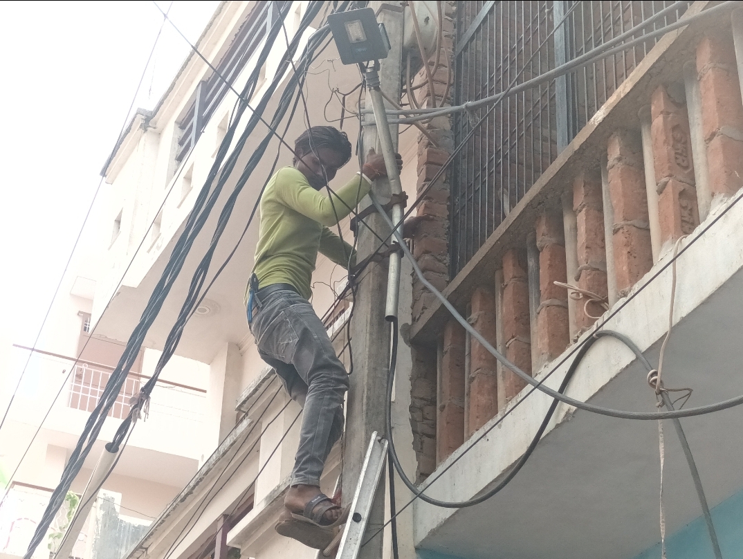 फर्रुखाबाद :बिजली चेकिंग अभियान में लगातार काटे जा रहे कनेक्शन