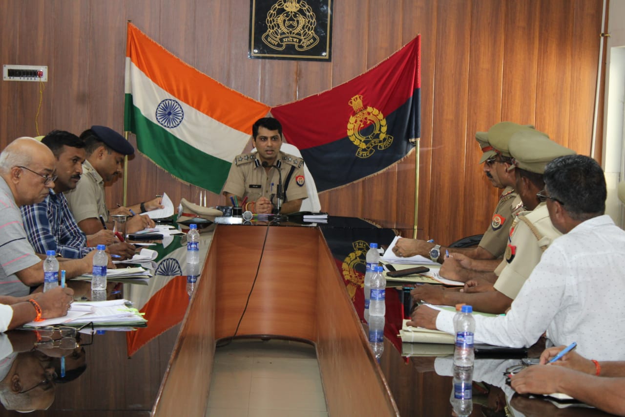 पीलीभीत :पुलिस अधीक्षक द्वारा नेपाल बार्डर पर सुरक्षा व्यवस्था,अवैध तस्करी रोके जाने हेतु संबंधित अधिकारीगण /कर्मचारीगणों को दिए आवश्यक दिशा-निर्देश।