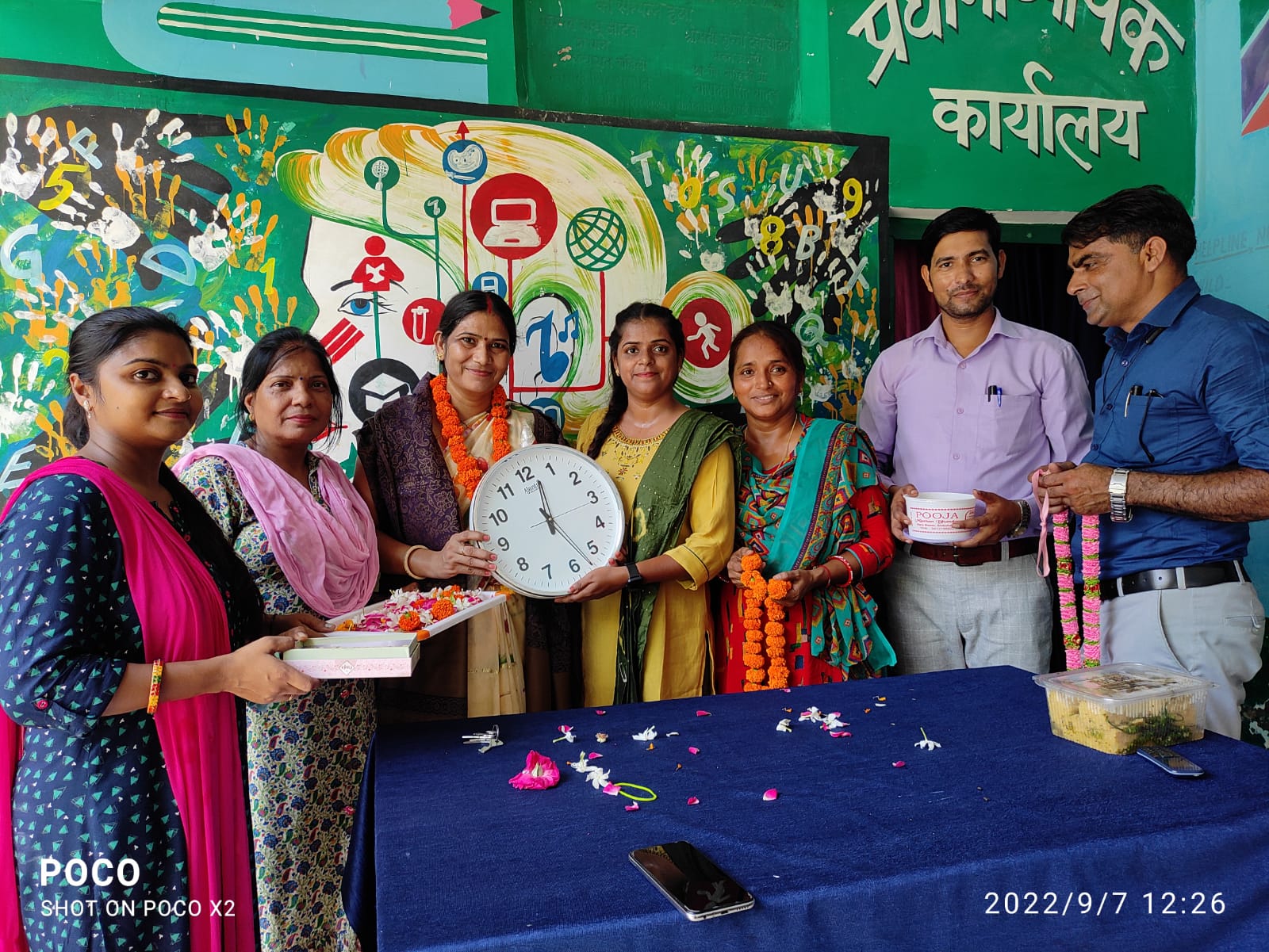 मैनपुरी: प्राथमिक विद्यालय नाहिली द्वितीय घिरोर की प्रधानाध्यापिका सरिता को राज्य अध्यापक पुरस्कार प्राप्त होने के बाद साथी अध्यापकों में हर्ष का माहौल