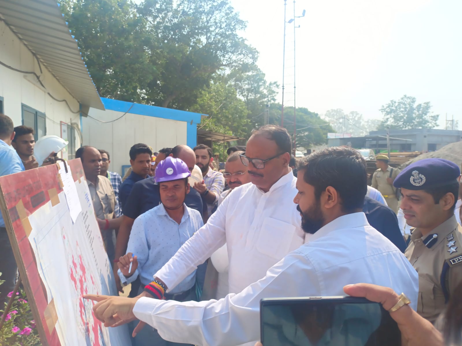 पीलीभीत :उप मुख्यमंत्री  द्वारा सरकार द्वारा संचालित जनकल्याणकारी योजनाओं व विकास कार्याे की विभागवार की गई समीक्षा।विभागाध्यक्षों को दिये आवश्यक दिशा निर्देश।