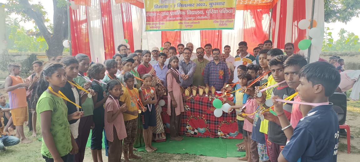 पीलीभीत :भगवंतापुर की संकुल स्तरीय खेलकूद प्रतियोगिता एक दिवसीय धुरियापलिया के उच्च प्राथमिक विद्यालय के प्रांगण में नोडल संकुल शिक्षक की अध्यक्षता में आयोजित हुई। जिसमें विजयी छात्रों को मेडल एवं शील्ड देकर पुरस्कृत किया गया।