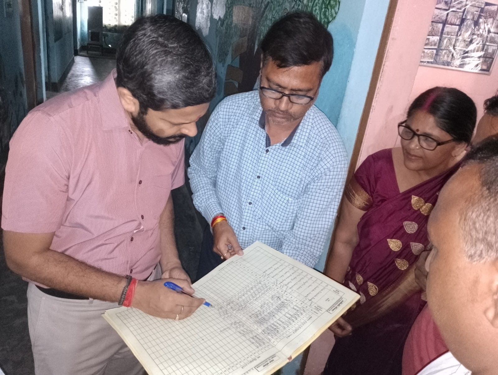 पीलीभीत :जिलाधिकारी द्वारा निरीक्षण में विद्यालय में कमियां पाये जाने पर एक अध्यापक, दो सचिव व विकासखण्ड बिलसण्डा के प्रभारी एडीओ पंचायत को किया निलम्बित।