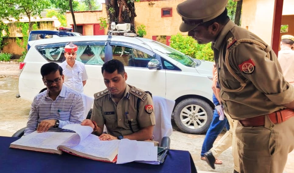 पीलीभीत:जिलाधिकारी एवं पुलिस अधीक्षक ने थाना समाधान दिवस के अवसर पर थाना न्यूरिया व सुनगढी में की गई जनसुनवाई।