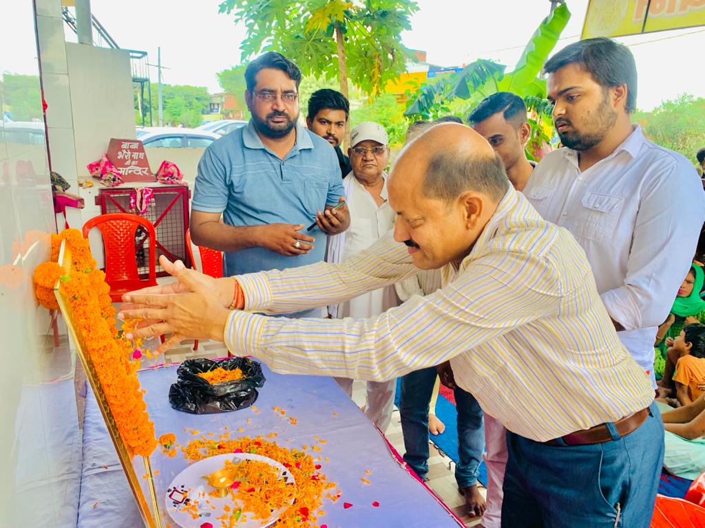 पीलीभीत : पंडित दीनदयाल उपाध्याय जी की 105  वी जन्म शताब्दी के उपलक्ष में पूरनपुर मंडल में पंडित दीनदयाल  उपाध्याय जी के चित्र पर माल्यार्पण व दीप प्रज्वलित कर जन्मदिवस को मनाया