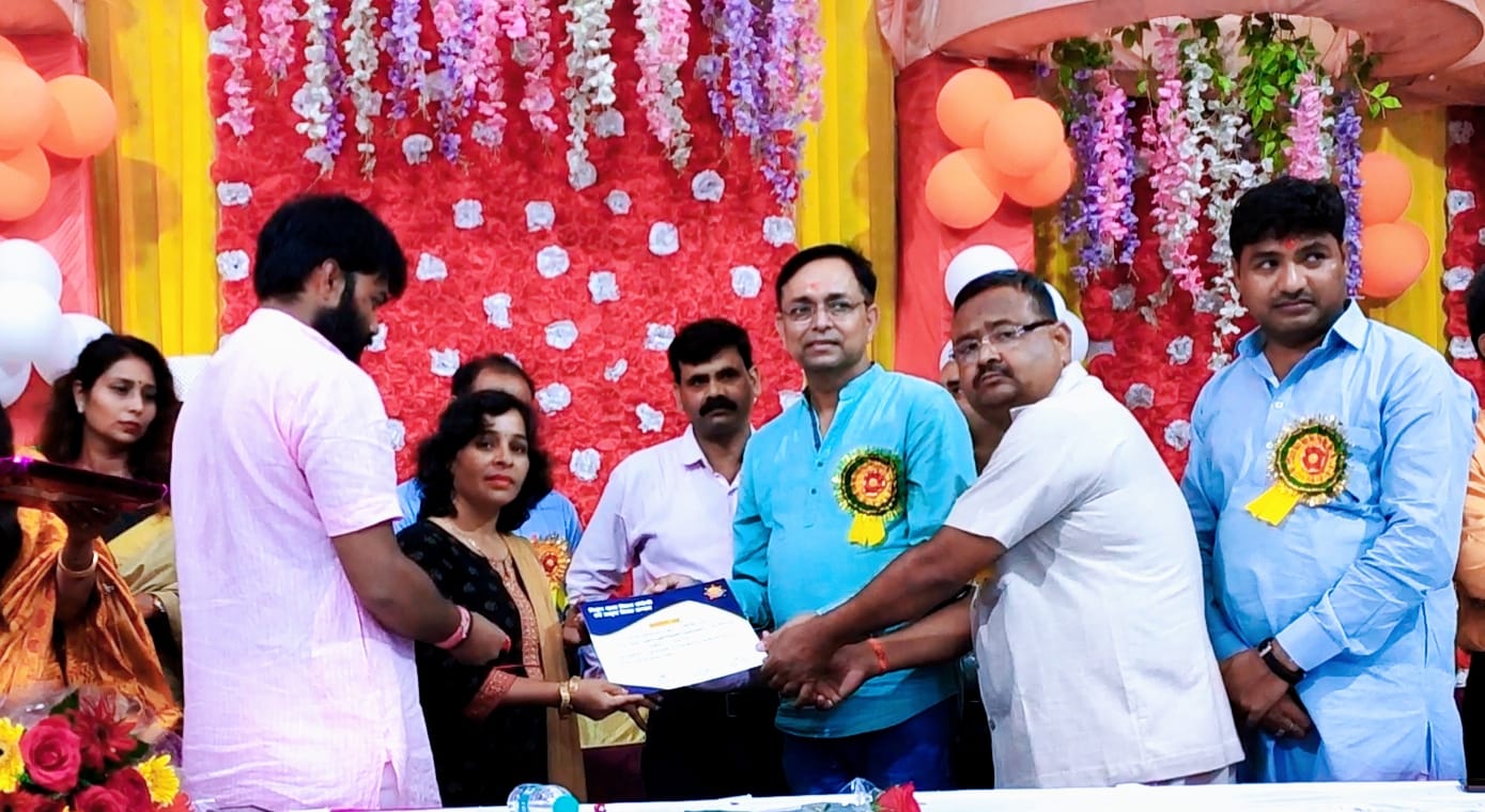 पीलीभीत : मंडलीय शैक्षिक संगोष्ठी बरेली मैं सम्मानित हुए पीलीभीत व पूरनपुर के उत्कृष्ट शिक्षक।