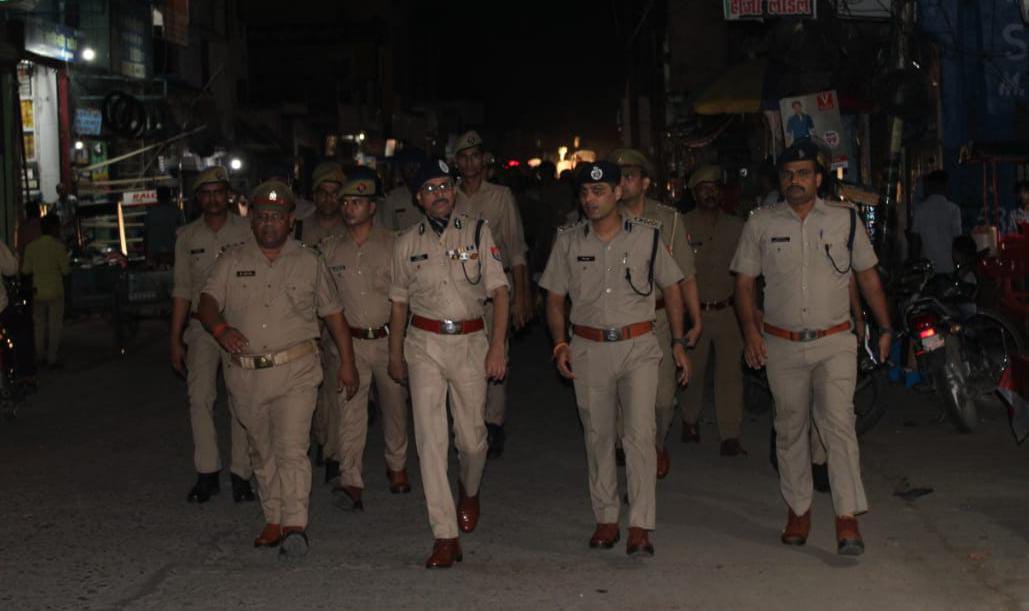 पीलीभीत:अपर पुलिस महानिदेशक बरेली जोन, बरेली राजकुमार द्वारा आगामी त्यौहारों को सकुशल सम्पन्न कराने व अपराध एवं कानून व्यवस्था के दृष्टिगत कस्बा पूरनपुर में पैदल गश्त कर सुरक्षा व्यवस्था का जायजा लिया गया।