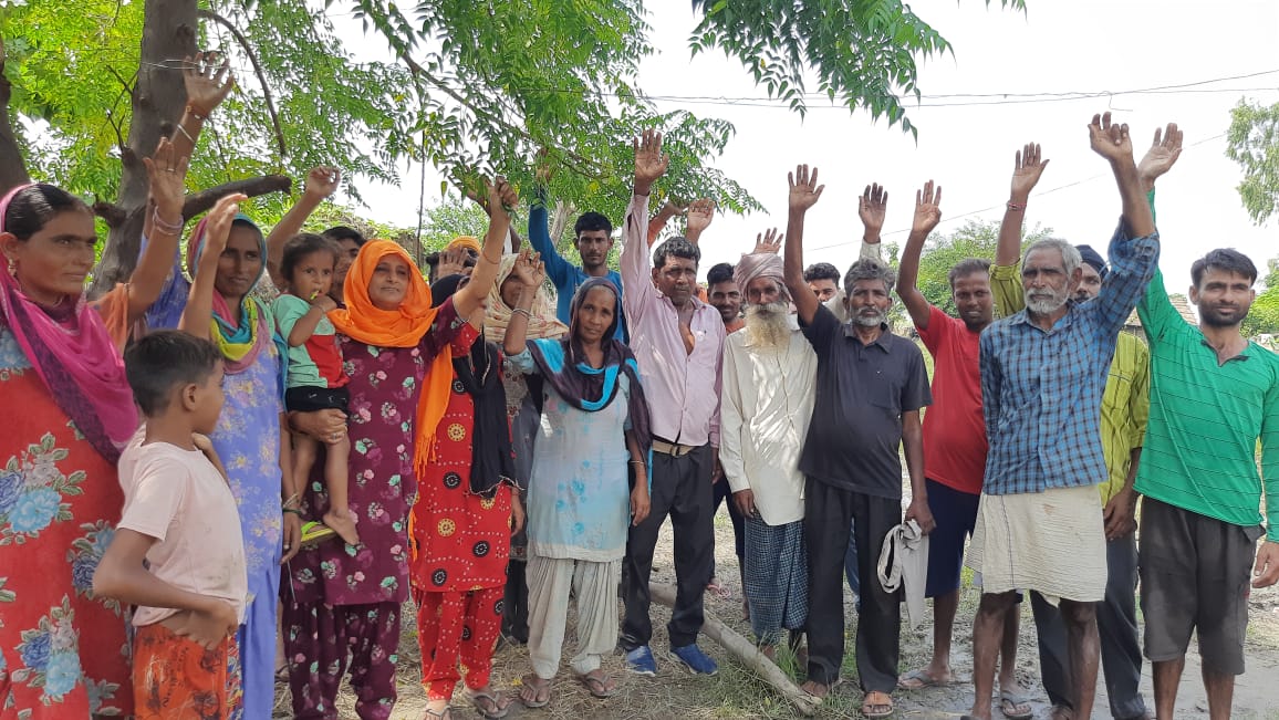 पीलीभीत : बैलह में मनमानी के खिलाफ ग्रामीणों ने किया प्रदर्शन, पंचायत विभाग के अफसरों से मिलकर कार्रवाई के लिए उठाई गई मांग
