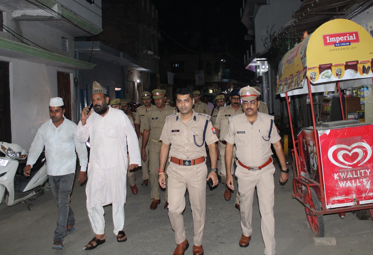 पीलीभीत : पुलिस अधीक्षक द्वारा आगामी त्यौहारों को सकुशल सम्पन्न कराने व शान्ति एवं कानून व्यवस्था के दृष्टिगत शहर में पैदल गश्त कर सुरक्षा व्यवस्था का जायजा लिया गया।
