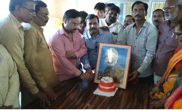 मैनपुरी: शनिवार को नगर पंचायत भोंगाव में भाजपा विधायक प्रतिनिधि अंकुर अग्निहोत्री ने केक काटकर प्रधानमंत्री नरेंद्र मोदी का जन्मदिन हर्षोल्लास के साथ मनाया