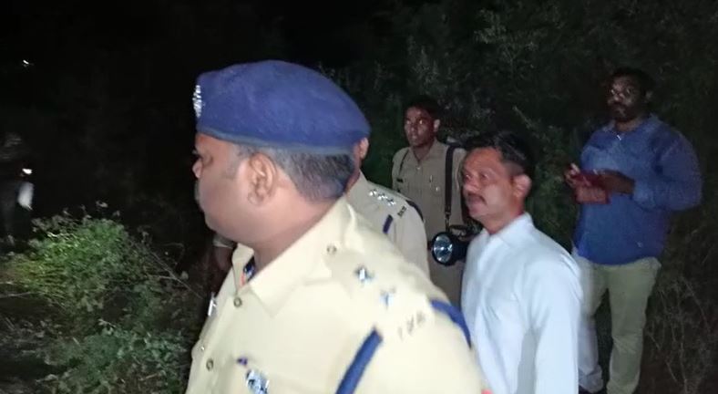 कासगंज :  गला घोंटकर महिला की हत्या कर नाले के किनारे फंदा पड़ा पानी में मिला शव