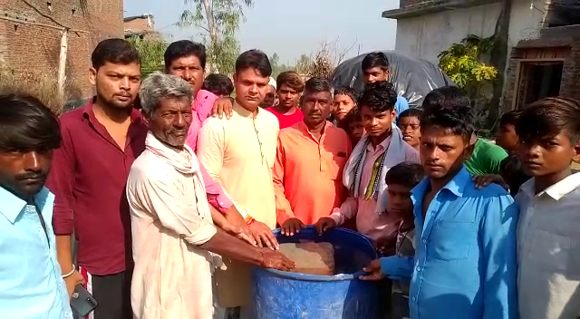 बरेली - नगर पंचायत सिरौली में नींव की खुदाई करते समय मिला अद्भुत पत्थर, जुटी भारी भीड़।