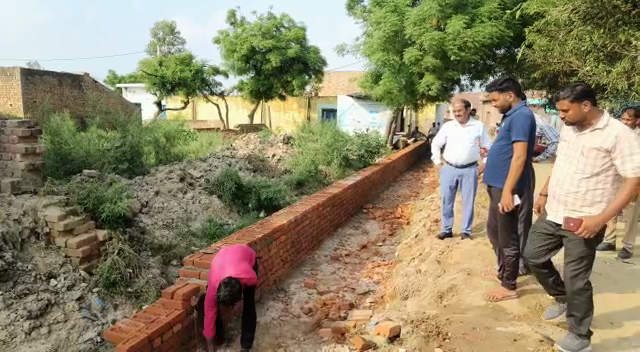 आँवला/बरेली - घटिया सामग्री से हो रहा नाला निर्माण, एसडीएम आँवला ने रुकवाया।