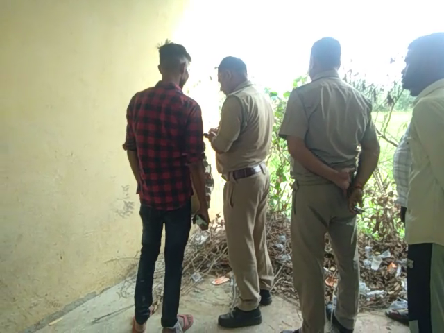 आँवला/बरेली - आँवला कोतवाली क्षेत्र में देसी शराब की दुकान से नकब लगाकर चोरों ने उड़ाया हजारों का माल।