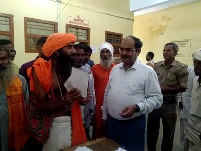 बरेली - योगी विजय देव नाथ महाराज ने अपने ऊपर विरोधियों द्वारा लगायें गये आरोपों के खिलाफ एसडीएम आँवला को दिया प्रार्थना पत्र।