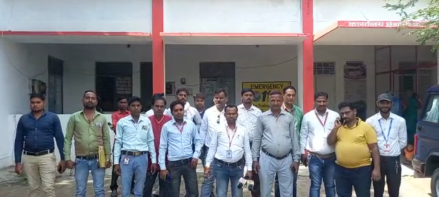 आँवला/बरेली -  पत्रकार के साथ हुई अभद्रता, नाराज पत्रकारों ने की सीओ आफिस पर की नारेबाजी।