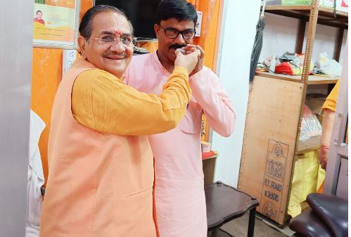 पीलीभीत :लेखराज भारती की बीजेपी में वापसी कार्यकर्ताओं में खुशी की लहर बाटी मिठाई।