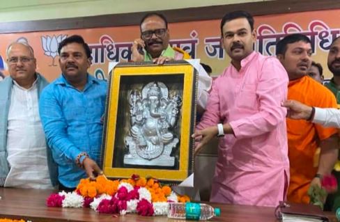 मैनपुरी पहुंचे उपमुख्यमंत्री बृजेश पाठक का आशीष तिवारी बीजेपी नेता ने किया जोरदार स्वागत