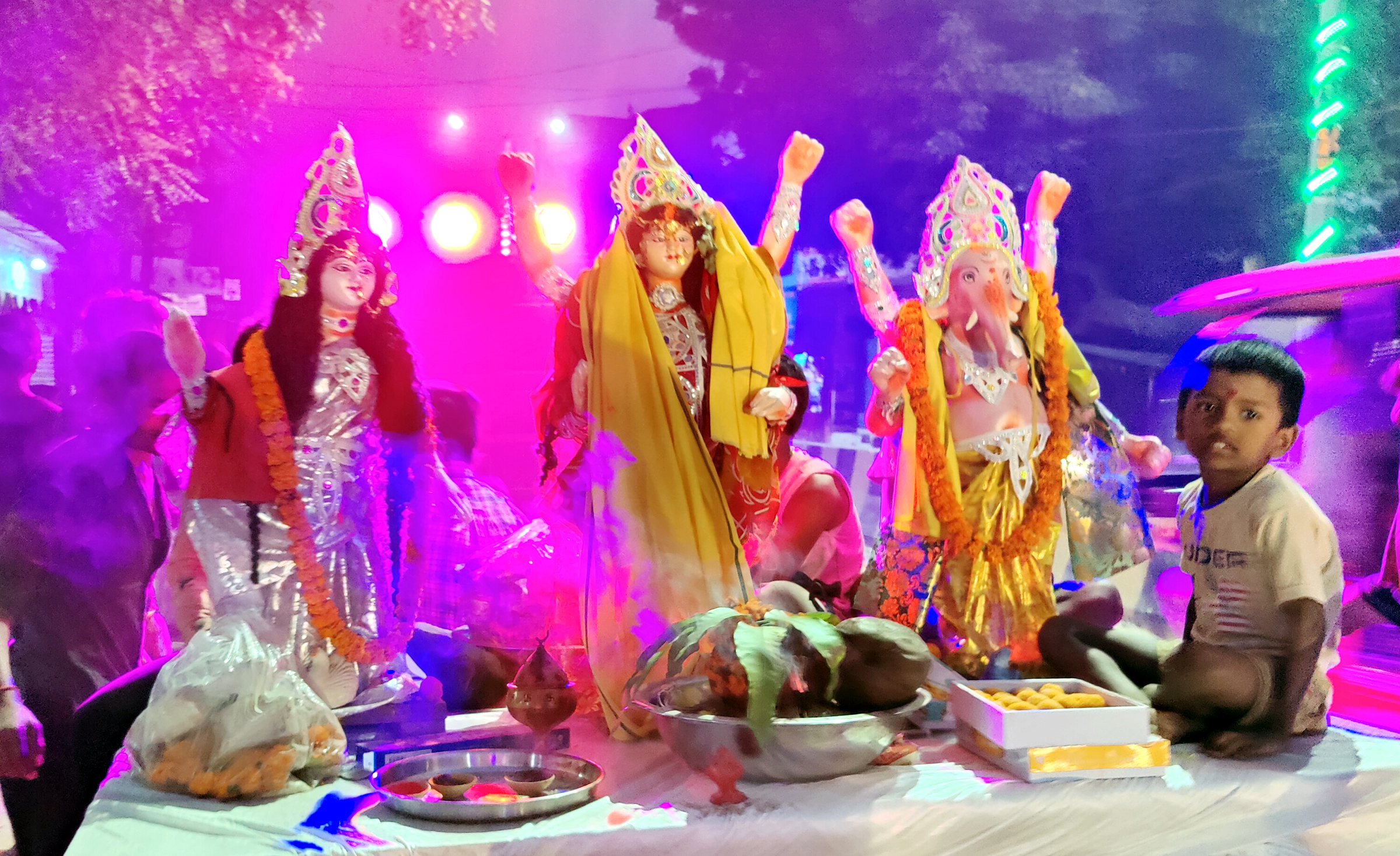 जौनपुर: श्री लक्ष्मी पूजा महासमिति के नेतृत्व में सैकड़ों प्रतिमाओं का हुआ विसर्जन
